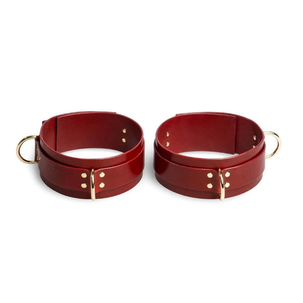 Contraintes de cuisse Magnus en cuir rouge pleine fleur, création bondage artisanale signée RE:STRICT.