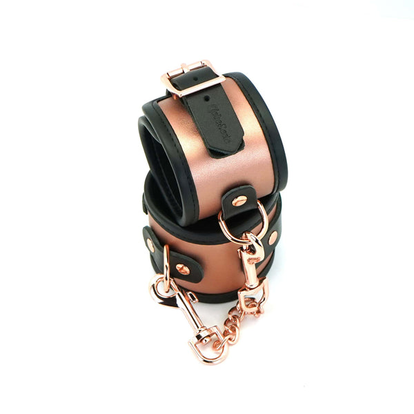Menottes Poignets en Cuir de vache Rose Gold et Détails et Chaine en métal Rose Gold et doublure en fausse fourrure ultra douce