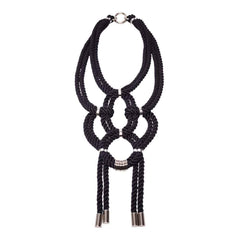 Collier sautoir noir en corde nouée shibari et détails en métal sans nickel Figure of A chez Brigade Mondaine