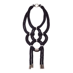 Collier sautoir noir en corde nouée shibari et détails en métal sans nickel Figure of A chez Brigade Mondaine
