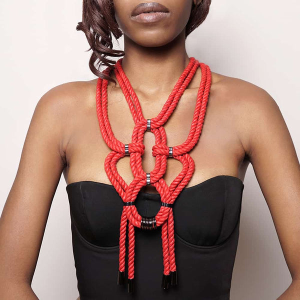 Collier sautoir rouge en corde nouée shibari et détails en métal sans nickel Figure of A chez Brigade Mondaine