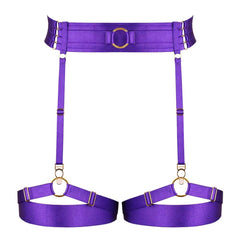 Porte Jarretelles Electra Violet de la marque Kaimin. Ces porte jarretelles ont une forme simple et se singularisent par leur couleur violet excentrique. La ceinture est composé d’un élastique large sur le devant avec un anneau central et sur les hanches se développent quatre petits élastiques qui s’accrochent un à un au dos par de petits crochets dorés. Les Jarretières sont placés en élastiques doubles croisés sur le devant puis qu’âtres petits élastiques.