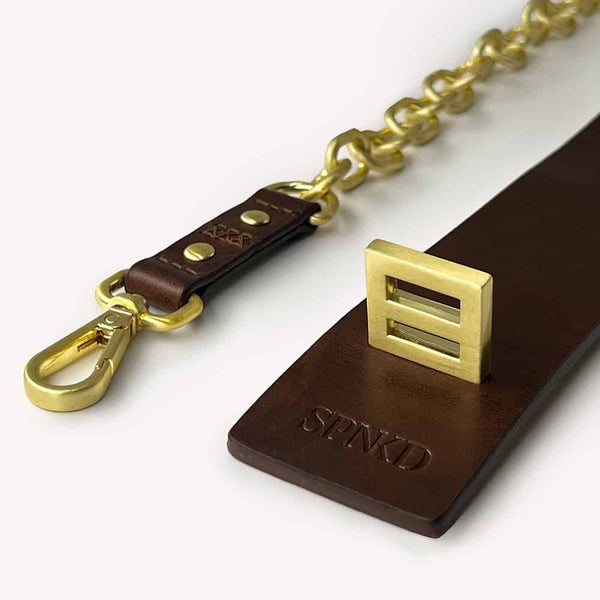Un match parfait pour les manchettes Whisper Chocolat Or, le collier Cherish embrasse votre cou, puis vous enferme avec une boucle dans une finition dorée.