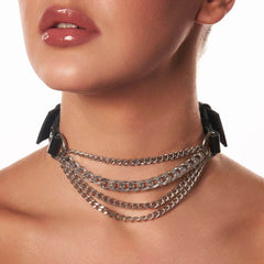 Détail d'une Femme de Devant portant un Choker en Cuir Noir avec Chaînes Argent