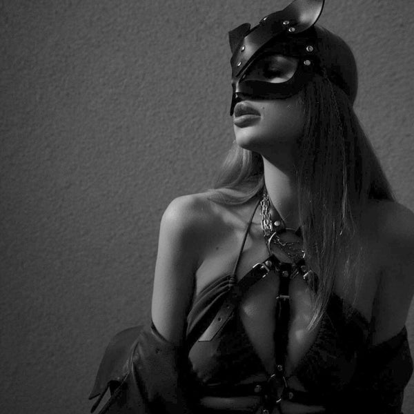 Femme de Devant portant un Masque Chat en Cuir, un Harnais en Cuir et un Collier en Cuir avec Chaînes couleur Noir