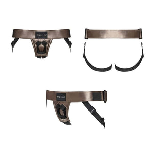 Harnais Curious en simili cuir bronze métallique, ajustable et ergonomique, avec double anneau en silicone pour dildo. Design élégant et sensuel pour un confort et un maintien optimal.