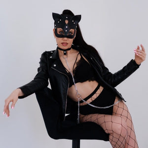 Harnais collier en cuir avec chaîne argentée porté sous blazer noir, body harness femme élégant et audacieux