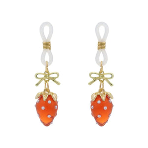 Pinces pour tétons Fraises de la marque Liebe Seele, ornées de breloques fraise rouges translucides et d’éléments dorés, présentées sur fond clair dans l’univers Brigade Mondaine Paris.