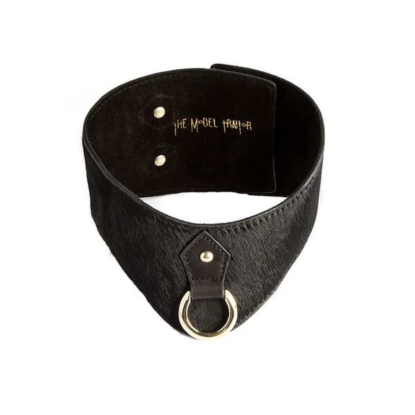 The Model Traitor Collier Posture Pony en cuir chez Brigade Mondaine