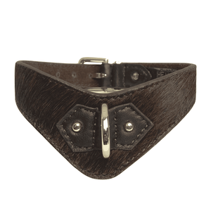 Packshot, photographie sur fond blanc du Choker V Cadenas Chocolat en cuir avec poils et anneaux dorés