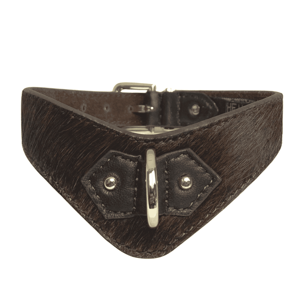 Packshot, photographie sur fond blanc du Choker V Cadenas Chocolat en cuir avec poils et anneaux dorés