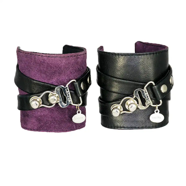 Manchette LALITA réversible noir/violet, avec attache porte-jarretelle, finitions en cuir et acier, créant un design élégant et audacieux pour un look sophistiqué et sensuel.