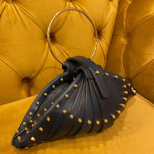 Sac Blueberry Shell Bag de Úna Burke en cuir sculptural, raccords dorés, intérieur en cuir d'agneau, sangle en laiton poli, fabriqué à la main en Irlande. Confectionné avec cuir de vachette tanné végétal.