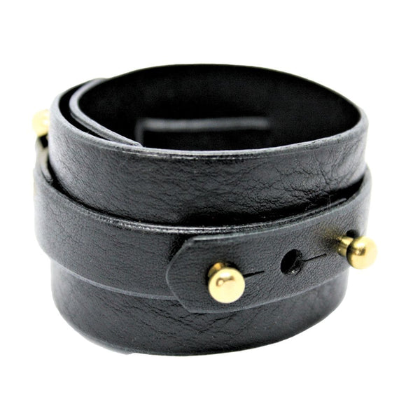 Packshot sur fond blanc de la menotte wide D stacking en cuir noir de Una Burke.