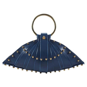 Packshot sur fond blanc du sac blueberry shell en cuir bleu.