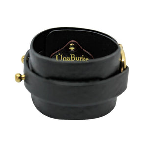 Packshot sur fond blanc de la menotte wide D stacking en cuir noir de Una Burke.