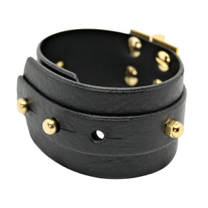 Packshot sur fond blanc du bracelet Twin Strap Hinge en cuir noir.