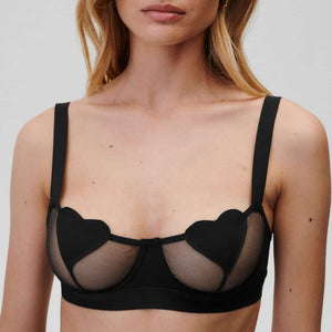 Détail sur le Soutien-Gorge d'une Photo d'une Femme de Devant portant un Soutien-Gorge et un String en résille couleur Noir