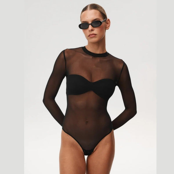 Body noir transparent Undress Code Stay Simple porté par un modèle, coupe minimaliste et manches longues, sélection Brigade Mondaine Paris.