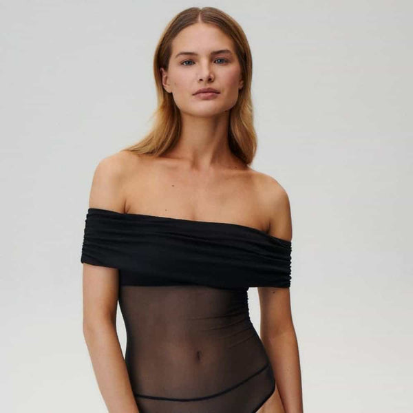 Photo d'une Femme de Devant portant un Body Epaules Nues en Résille avec un Drapé en Viscose Opaque au niveau de la Poitrine et des Bras couleur Noir