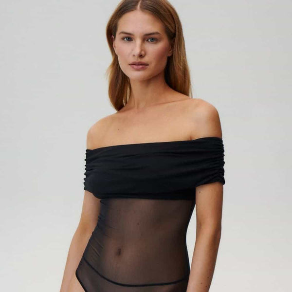 Photo d'une Femme de Devant portant un Body Epaules Nues en Résille avec un Drapé en Viscose Opaque au niveau de la Poitrine et des Bras couleur Noir