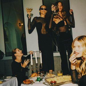 Photo de 2 Femmes de Devant portant une Robe avec Empiècements en Résille et Viscose à Manches Longues couleur Noir et un Body en résille avec Soutien-Gorge Croisé autour du Cou Opaque couleur Noir