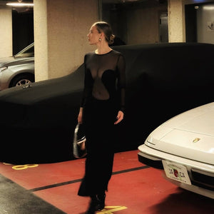 Détail d'une Photo d'une Femme de Devant portant une Robe avec Empiècements en Résille et Viscose à Manches Longues couleur Noir