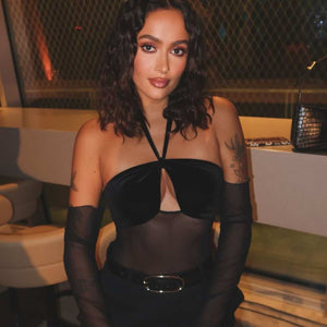 Femme Portant Un Bodysuit Noir en Mesh et Velours avec Épaules Denudées et Manches Longues