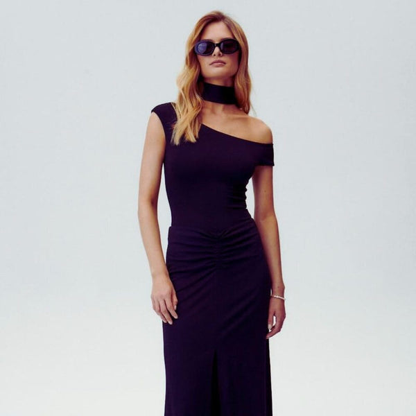Photo d'une Femme de Devant portant un Body Opaque Asymétrique et une Jupe Longue couleur Noir