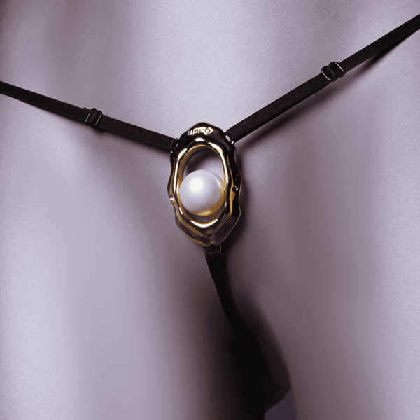 Bijou clitoridien “Moist Eyes” de UPKO avec stimulateur ergonomique et perle roulante. G-String ajustable, détails dorés, alliage de zinc hypoallergénique pour une stimulation et un confort optimaux.