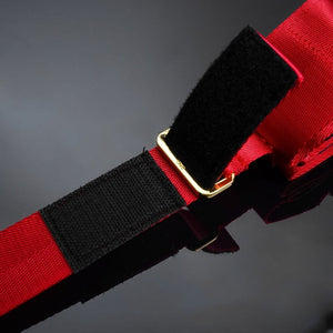 Détail sur une Sangle du Packshot de Sangles Hogtie Bondage en Rubans Rouges