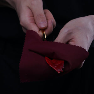 Candle wax scraper UPKO utilisé pour retirer la cire de bougie, accessoire BDSM présenté chez Brigade Mondaine Paris