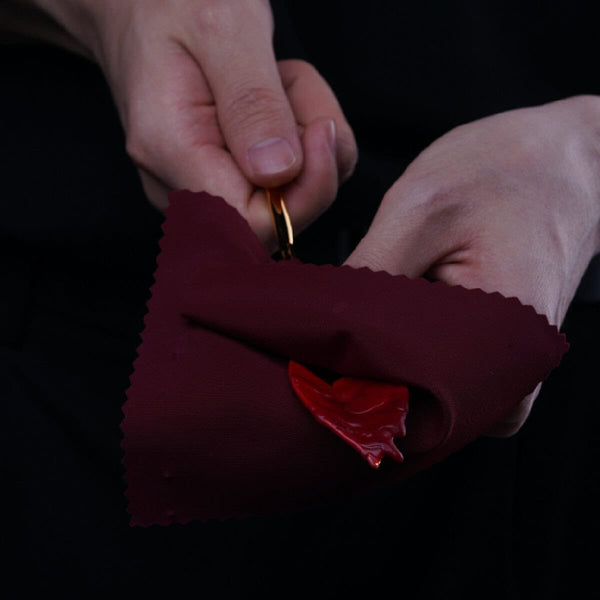 Candle wax scraper UPKO utilisé pour retirer la cire de bougie, accessoire BDSM présenté chez Brigade Mondaine Paris