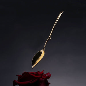 Candle wax scraper UPKO utilisé pour retirer la cire de bougie, accessoire BDSM présenté chez Brigade Mondaine Paris
