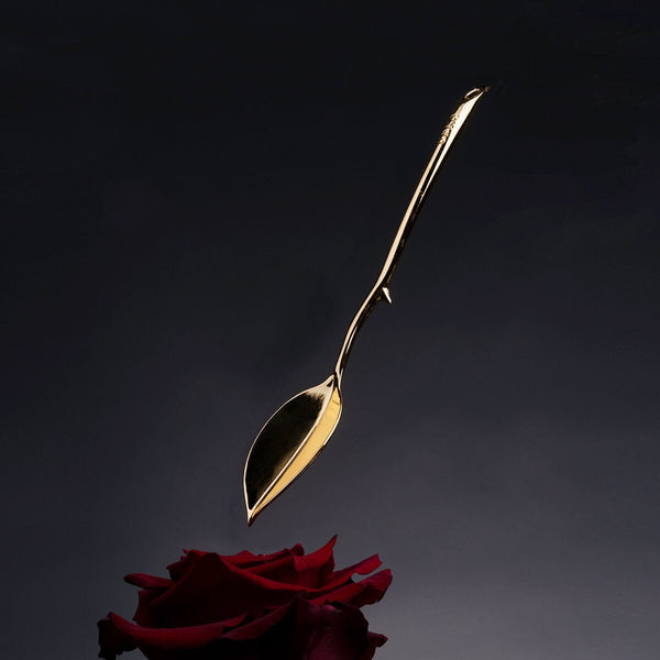 Candle wax scraper UPKO utilisé pour retirer la cire de bougie, accessoire BDSM présenté chez Brigade Mondaine Paris
