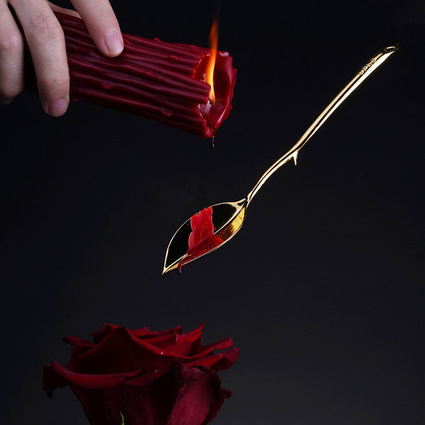 Candle wax scraper UPKO utilisé pour retirer la cire de bougie, accessoire BDSM présenté chez Brigade Mondaine Paris