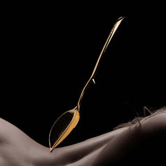 Candle wax scraper UPKO utilisé pour retirer la cire de bougie, accessoire BDSM présenté chez Brigade Mondaine Paris