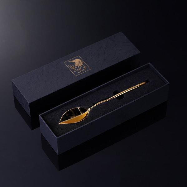 Candle wax scraper UPKO utilisé pour retirer la cire de bougie, accessoire BDSM présenté chez Brigade Mondaine Paris
