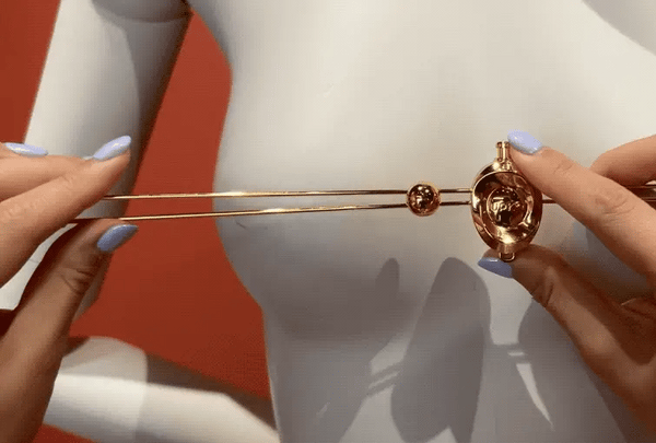 Pinces à tétons UPKO avec barre métallique vibrante et chaîne clitoridienne – accessoire fétiche de luxe pour triple stimulation.