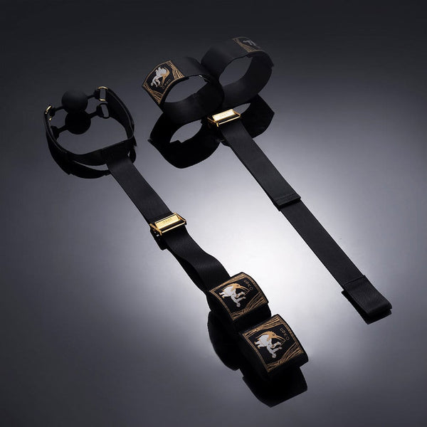 Bondage set avec sangle de retenue des mains sangle de retenue des pieds et trois accessoires bâillon en silicone