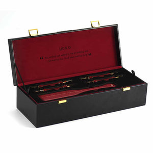 Malle d'accessoires bondage BDSM en cuir rouge bordeaux avec finition plaquée or UPKO