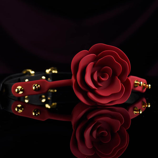 Ball Gag rose de la marque Upko x Zalo. Le produit est détaché, l’arrière du produit est noir et le devant est rouge. Le centre du Ball Gag est en forme de rose rouge. Le tout est posé sur un fond noir.