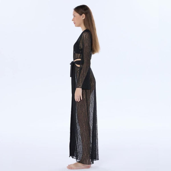 Photo d'une Femme de Côté portant une Robe en Dentelle s'attachant sur le Devant couleur Noir