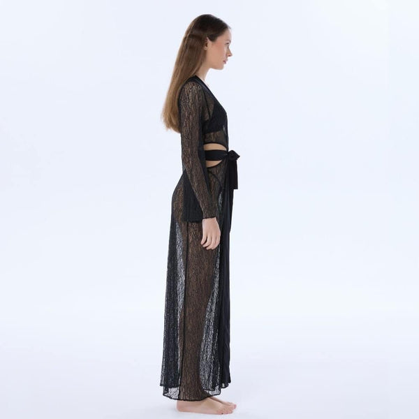 Photo d'une Femme de Côté portant une Robe en Dentelle s'attachant sur le Devant couleur Noir