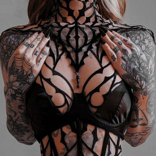 Vue d’un ensemble lingerie DOGMA composé d’un soutien-gorge à col licou en tulle nude brodé noir avec perles, associé à une culotte taille haute en tulle nude et satin noir vegan, illustrant l’alliance entre architecture gothique et élégance contemporaine.