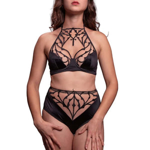 Mannequin portant la culotte taille haute Dogma VIDE NOIR chez Brigade Mondaine Paris, dentelle noire ajourée à motifs graphiques, coupe enveloppante et finitions soignées, photographié en studio.