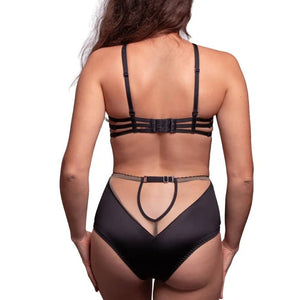 Mannequin portant la culotte taille haute Dogma VIDE NOIR chez Brigade Mondaine Paris, dentelle noire ajourée à motifs graphiques, coupe enveloppante et finitions soignées, photographié en studio.