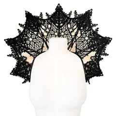 Collier gothique Videnoir en tulle nude, orné de velours noir et dentelle brodée. Design inspiré des vitraux de cathédrale. Structure à baleines métalliques pour un port majestueux.