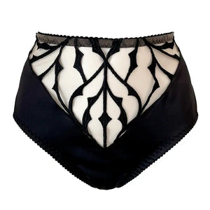 Culotte taille haute en tulle nude brodé avec panneaux en satin noir vegan. Découpe en V au dos avec fermeture agrafe. Pièce sculptante et élégante, vegan.