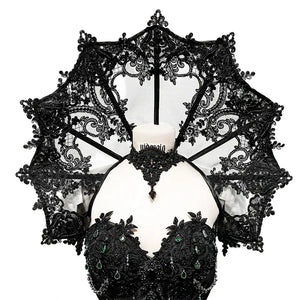 Collier noir rigide en maille avec broderies baroques et baleines métalliques, style gothique et sculptural.